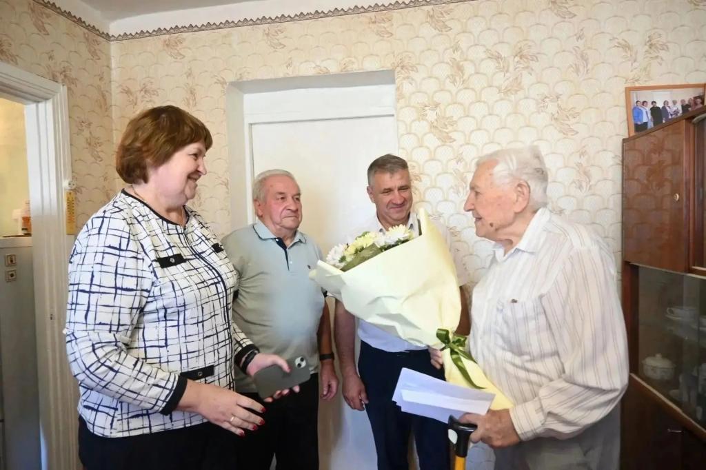 💐 Сегодня Иван Фёдорович Мурзин - ветеран Великой Отечественной войны - отмечает свой 99‑й день рождения!   #ВолонтёрыПобеды поздравили именинника!🎂  Иван Фёдорович — участник Великой Отечественной войны, историк, краевед и почётный гражданин Чернянског